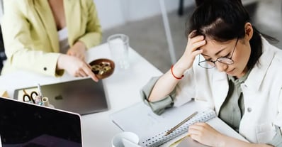 Femme à un bureau de travail 