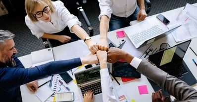 Groupe de travailleurs autour d'une table