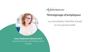 Une femme souriante pose pour une web-conférence sur la conciliation travail-vie personnelle.