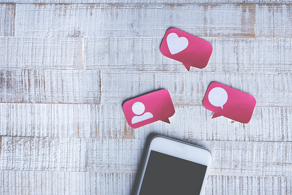 Interprétation scientifique - "Like-moi"! Sur les réseaux sociaux pour contrer la distanciation sociale : entre l’engagement au travail et le risque de dépendance